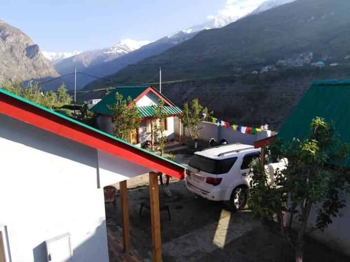 Flying Monk Huts & Restaurant Bed and Breakfast Kyelang Exteriör bild